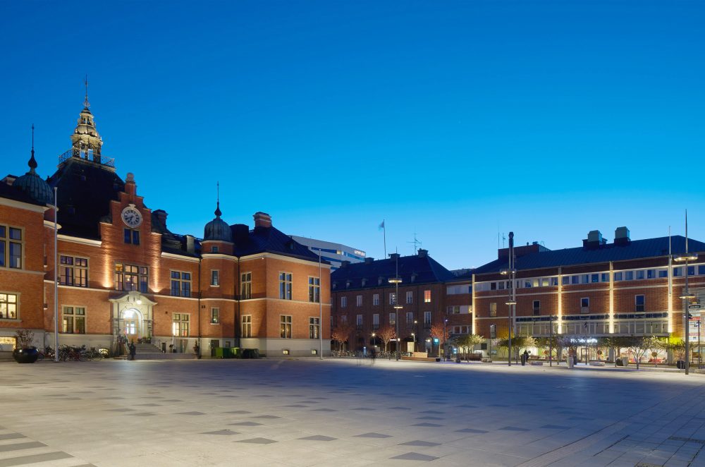 Hällar i kvällsljus